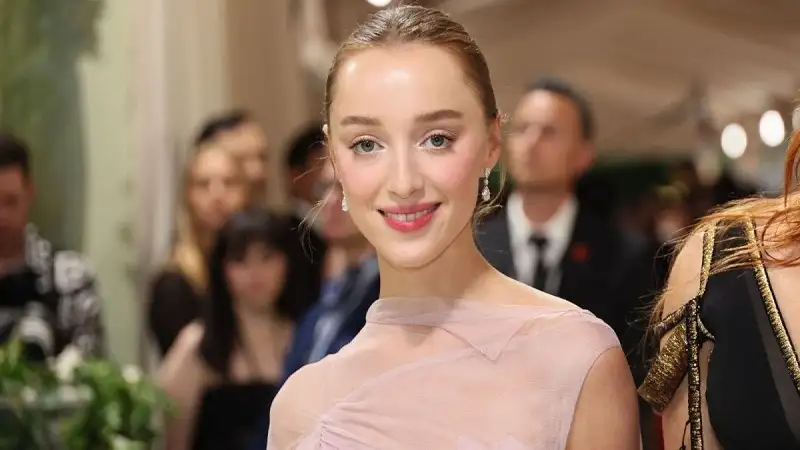 Phoebe Dynevor Husband: Everything You Need to Know About